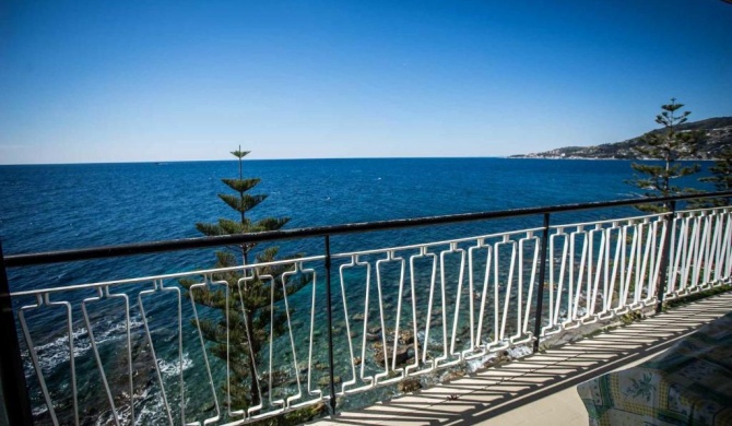 Appartamento in locazione sul mare ad Ospedaletti con piena vista mare