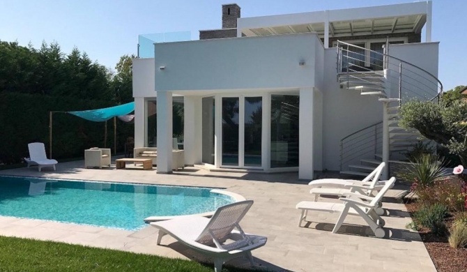 Super Villa With Private Pool in Isola Albarella