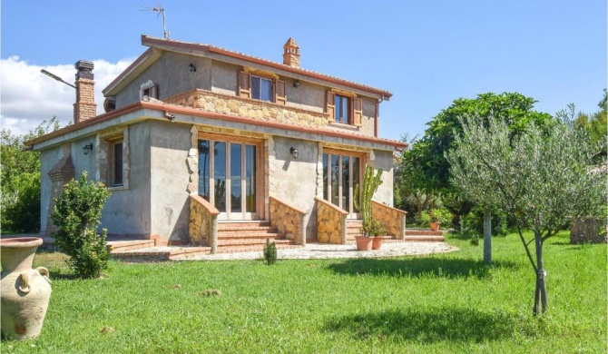 Beautiful home in Isola di Capo Rizzuto with 3 Bedrooms