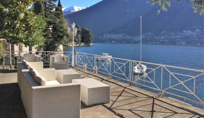 Villa Lucia Laglio with private dock