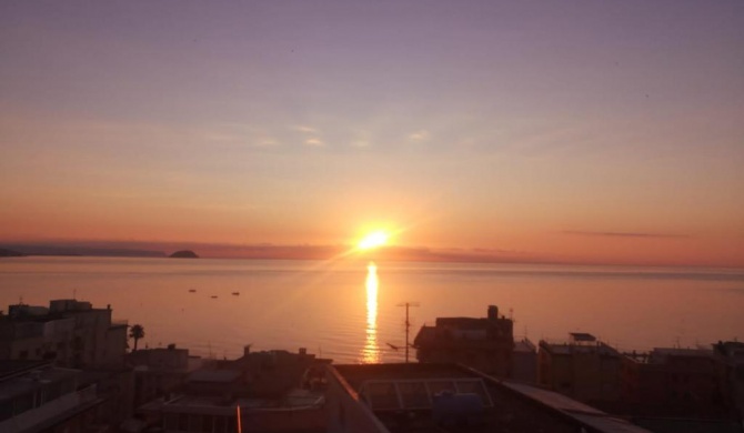 Vista MOZZAFIATO a 3 minuti a piedi dal mare