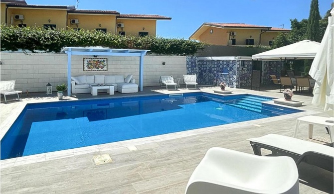 Awesome home in Laura with Outdoor swimming pool, 5 Bedrooms and WiFi
