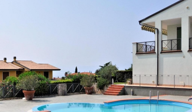 Holiday apartment in Lazise, swimming pool and balcony overlooking the lake