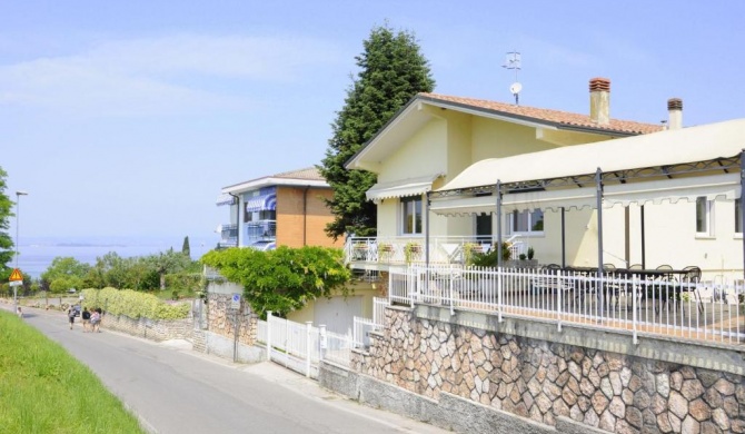 Just 300 meters from the harbour and sandbeach of Pacengo di Lazise