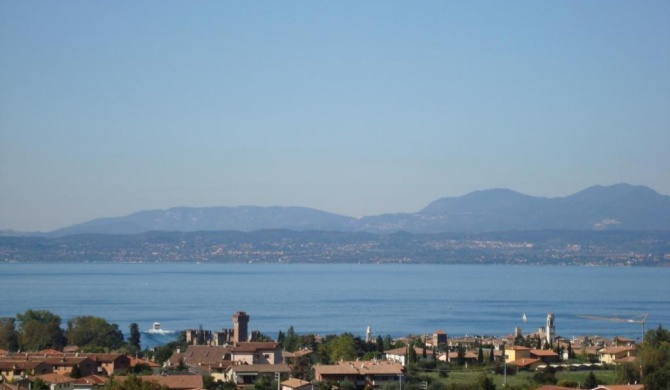 Villa d'epoca sul Lago di Garda con piscina interna e parco con laghetto