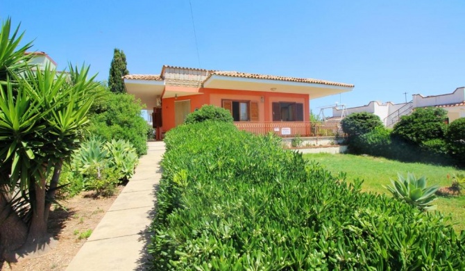 2 bedrooms house at Lido di Noto 300 m away from the beach with sea view enclosed garden and wifi